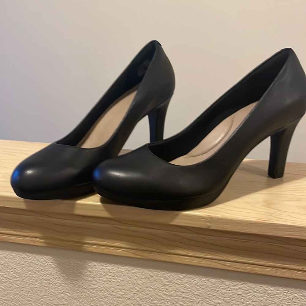 Black pumps Clark collection never worn tags on the bottom still.